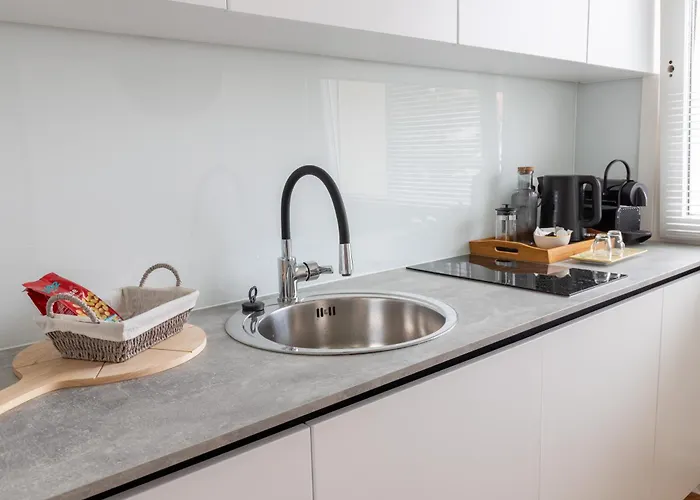 Apartment Modern 1br Getaway Near Tram